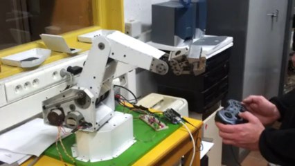 IllustraBot2 : contrôle du bras par joystick