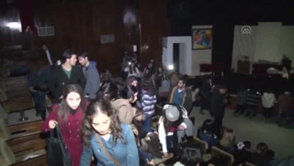 Cep telefonu ışığında tiyatro -