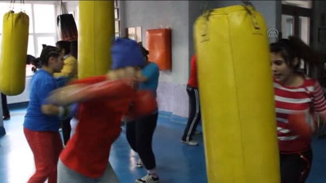 Yıldız Bayan Boks Milli Takım Sorumlu Antrenörü Çınar -