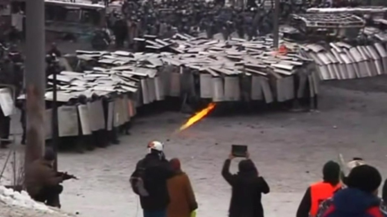 Police, protesters going back-and-forth for con...