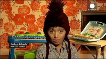Soda şişesi ve rendeyle Depeche Mode uyarlaması