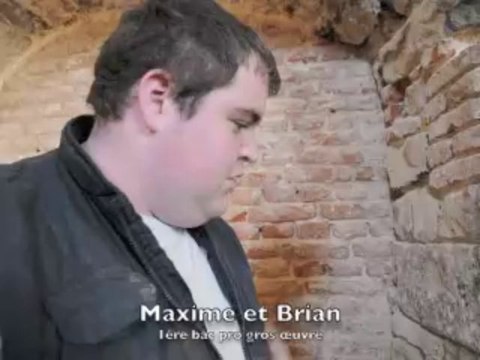 Aulnoye-Aymeries les jeunes en chantier école à l'église d'Aymeries