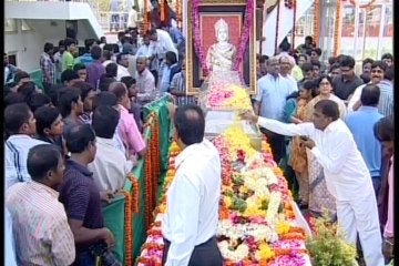 Jayasudha consoling Nagarjuna:  ANR condolence