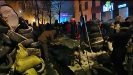 Ukraine : des scènes de guérilla urbaine dans la nuit à Kiev