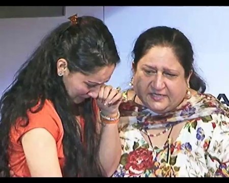 Sanjay Dutt visits dargah to pray for Manyatas health