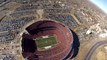 Saut en parachute dans un stade de football Américain remplit