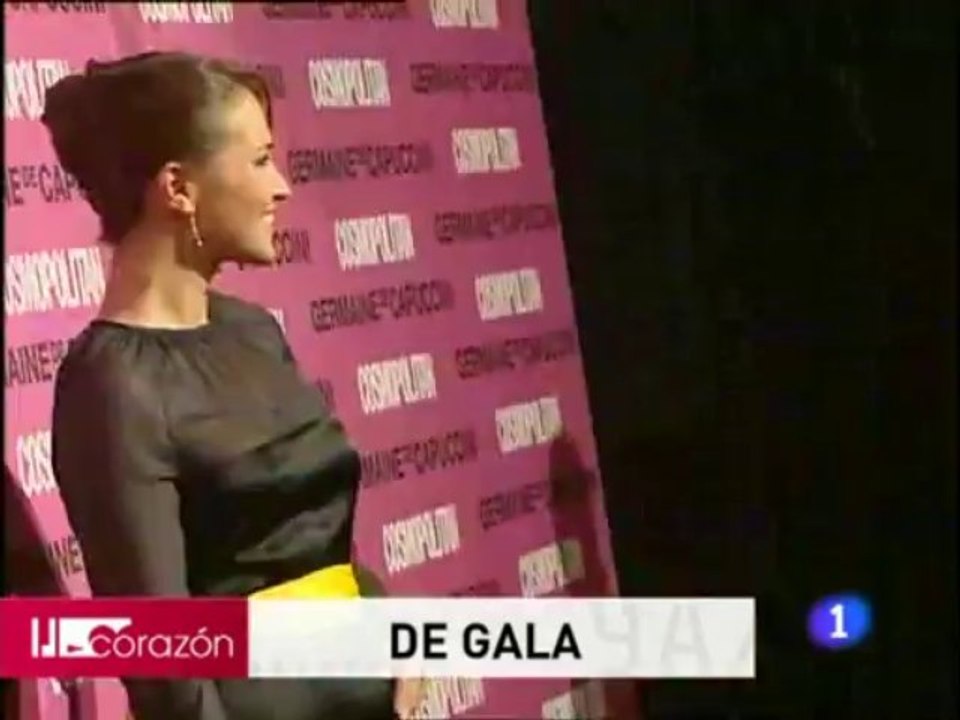Alex entrega premio cosmopolitan corazon otoño