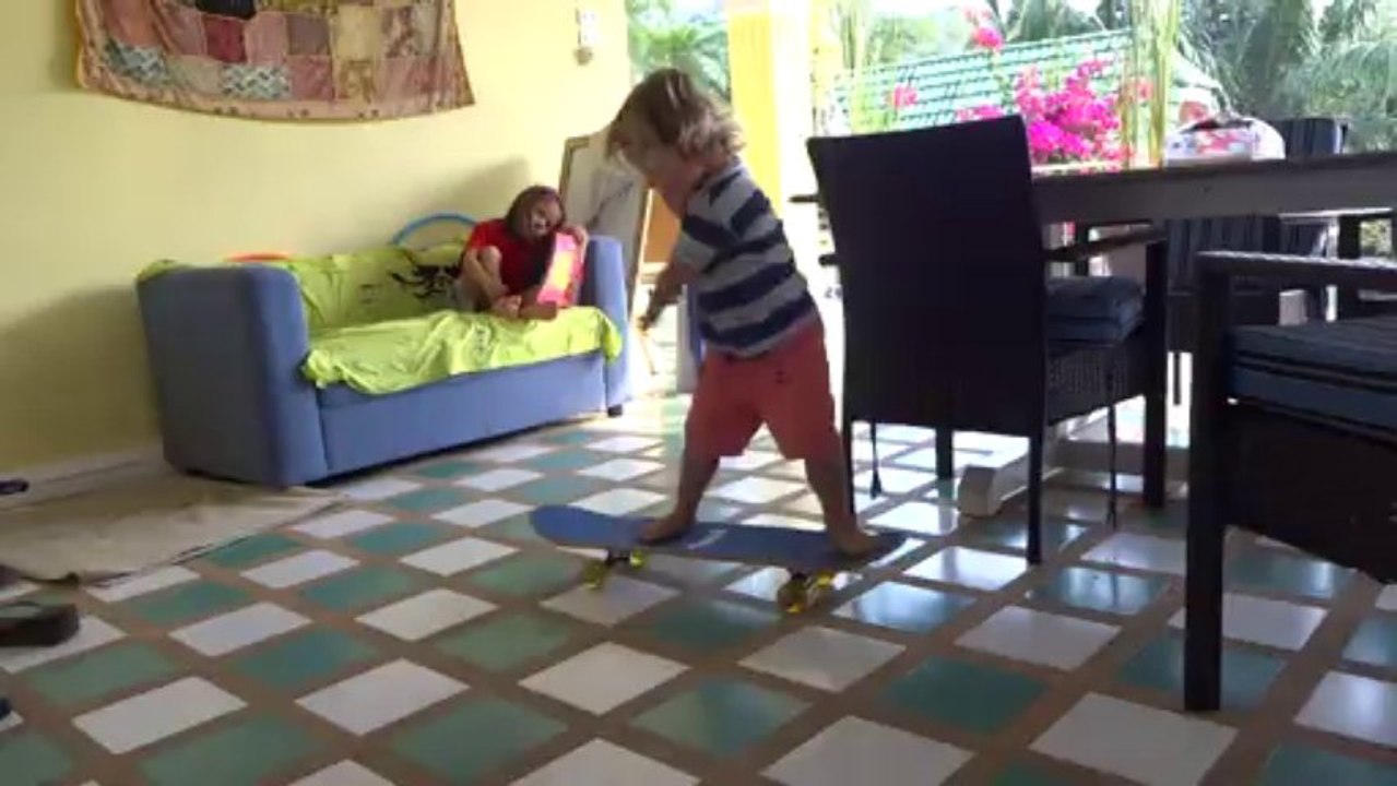 Liam et son skate tourne