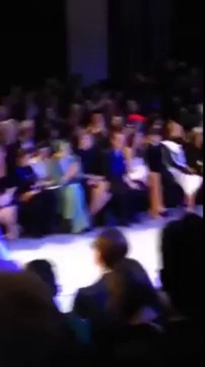 La chute embarrassante d'un top model en plein défilé