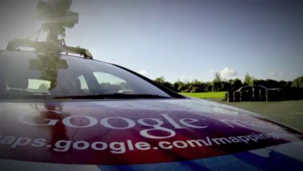 Une Google car et un Stig joueur sur le circuit de l'émission Top Gear