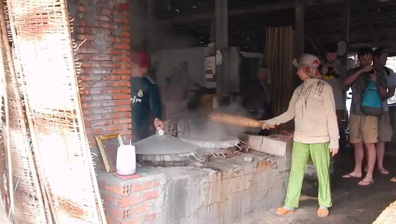 FABRICATION DES NOUILLES DE RIZ ( VIETNAM )