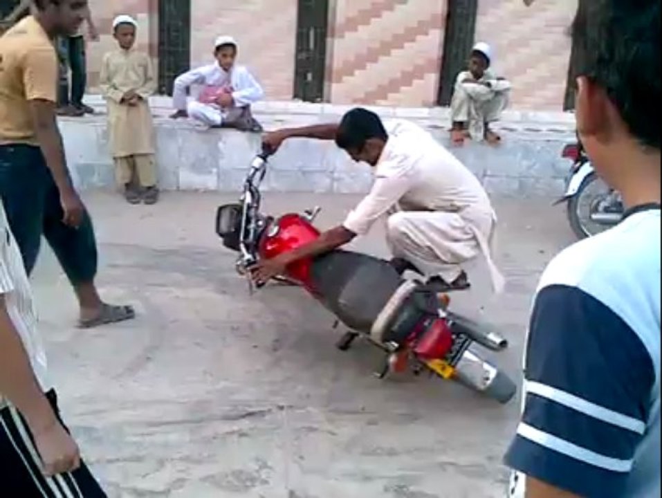 Pakistan's got talent for making circles on bike