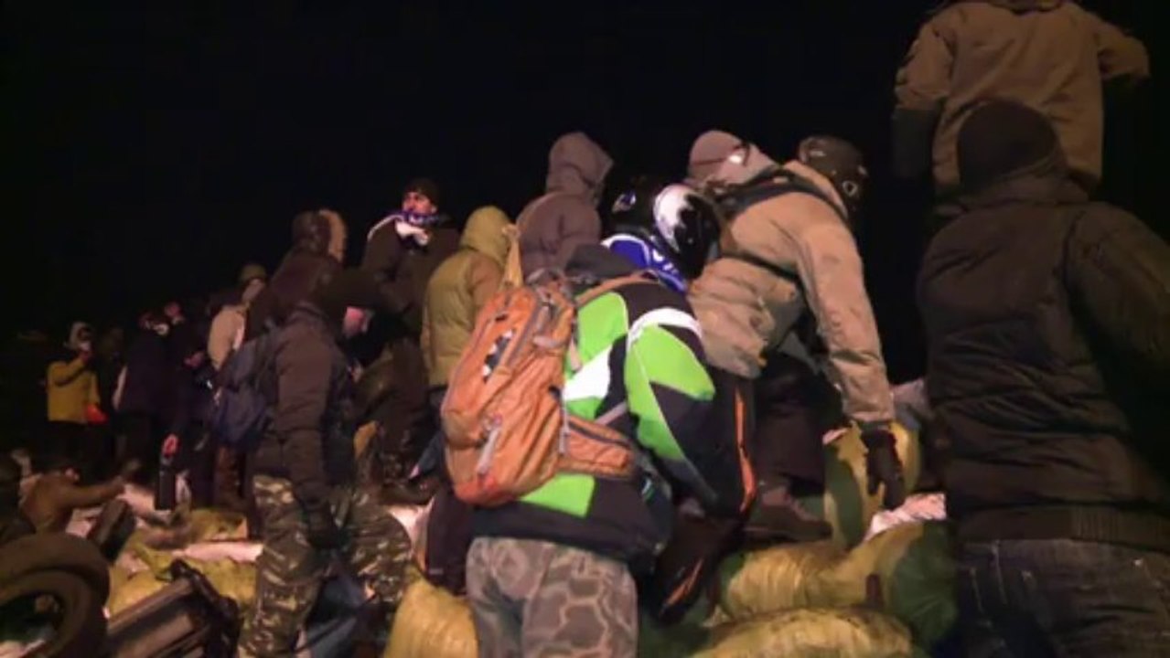 Ukraine protesters reinforce barricades in Kiev