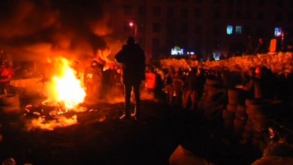 Ukraine protesters reinforce barricades amid temporary truce