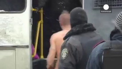 Costretto a stare nudo nella neve: i metodi della polizia di Kiev
