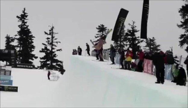 Un gros FAIL en ski, un nudiste tente un backflip dans un half-pipe.