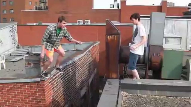 Parkour Fail - Un gars se rate en sautant du haut du toit. Presque mort!