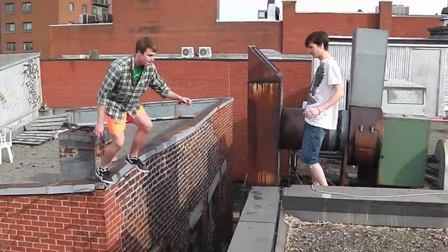 Guy Nearly Dies on Rooftop during Parkour - crazy FAIL!