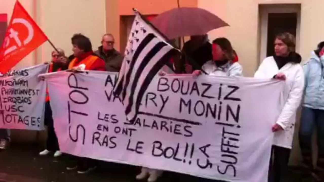 Les salariés d'Alkopharm manifestent devant le tribunal de commerce de Quimper (24/01/2014)