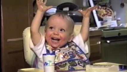 Bébé lève les bras au ciel