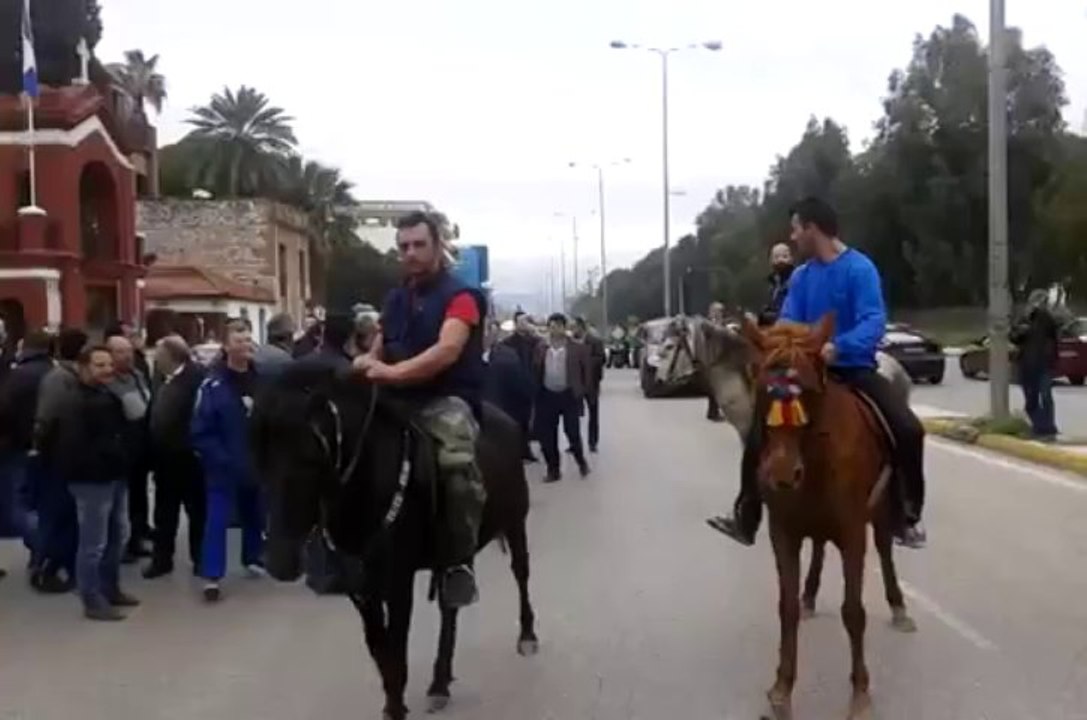 Μπλόκο στην ΔΟΥ Πατρών με άλογα3