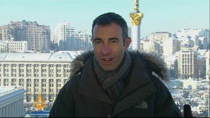 Kiev protesters expand street barricades