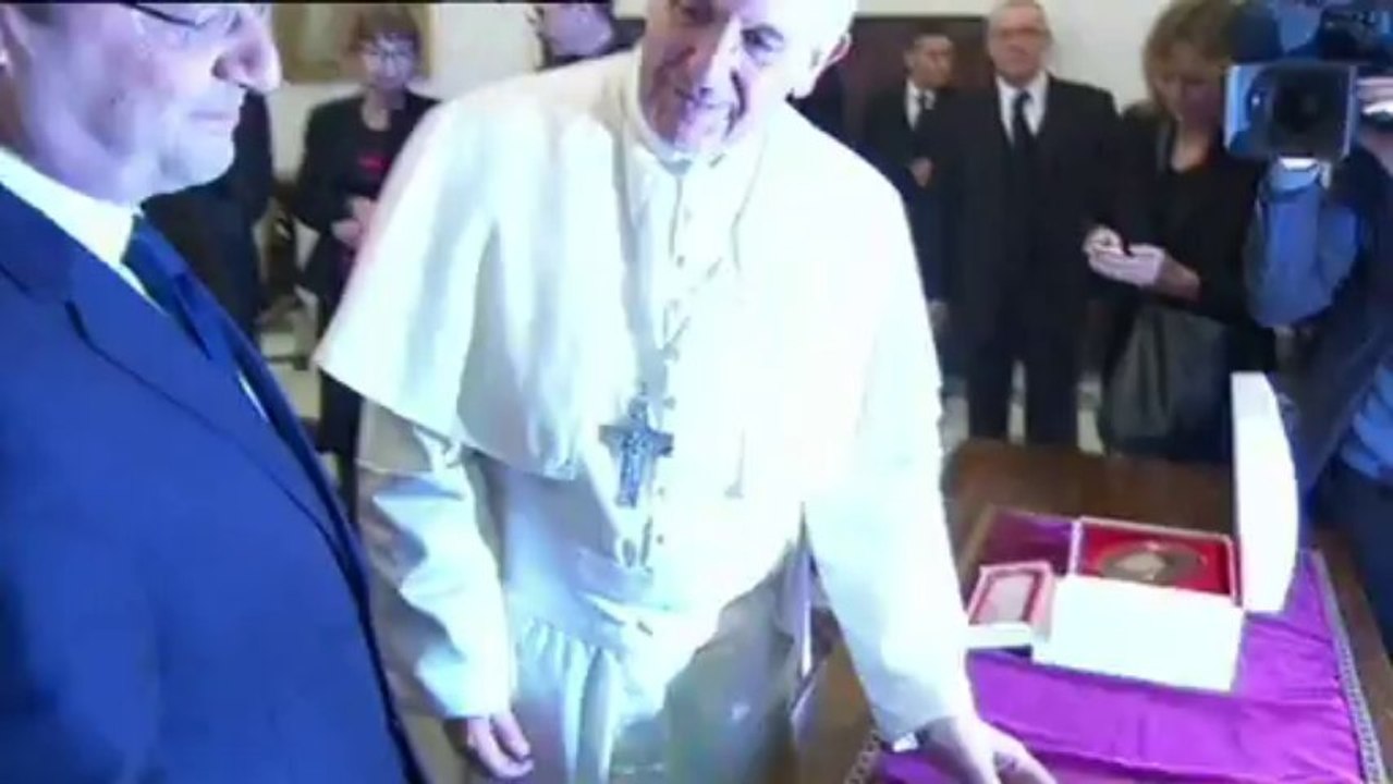 Première rencontre au Vatican entre le pape et François Hollande