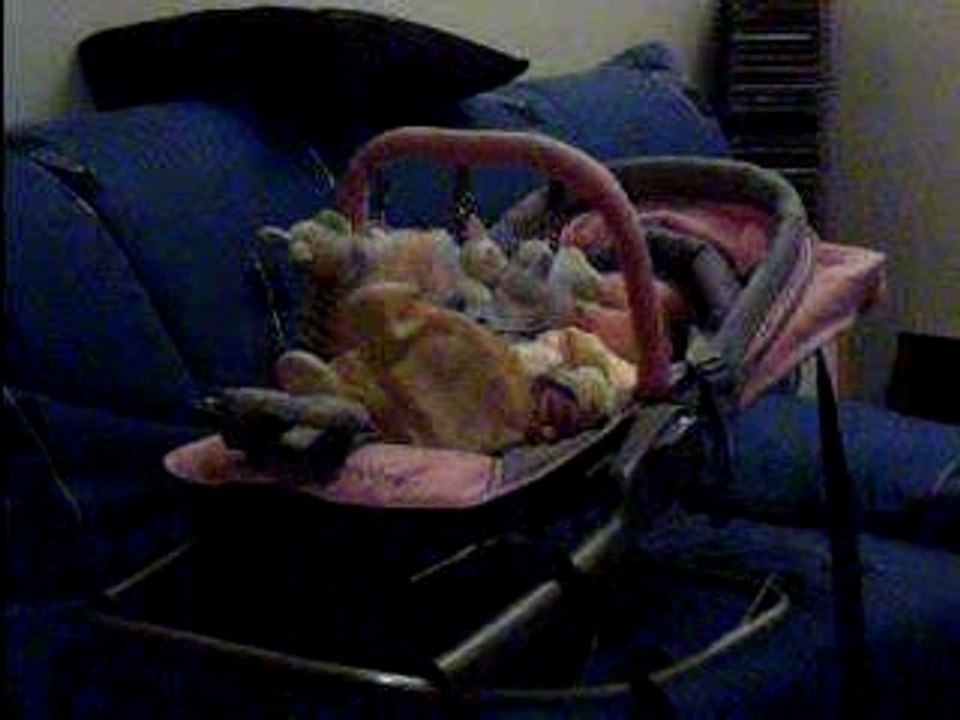 Alya parle à ses peluches