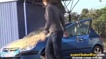 Rémi Gaillard'ın Kuş Kılığına Girip Arabayı Pislemesi