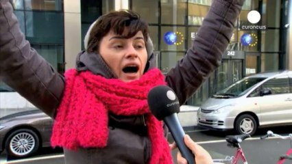 Una estudiante ucraniana protesta sola en Bruselas