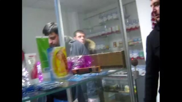 Как полиция олимпийский огонь от двух женщин спасала