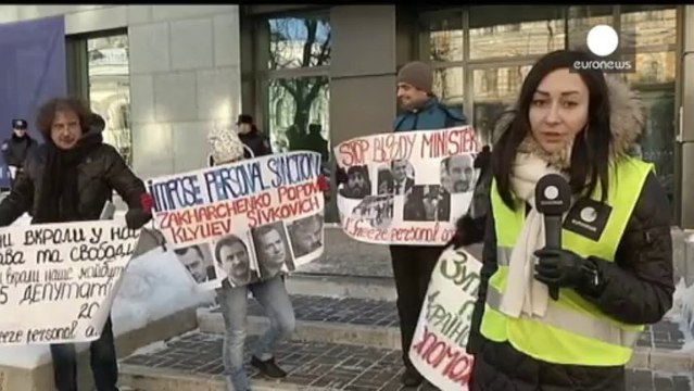 Ukraine anti-government activists vow to continue protests