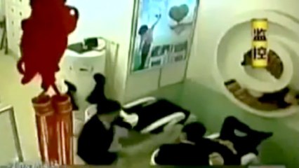 Hairdresser Stabs Dissatisfied Customer with Clippers