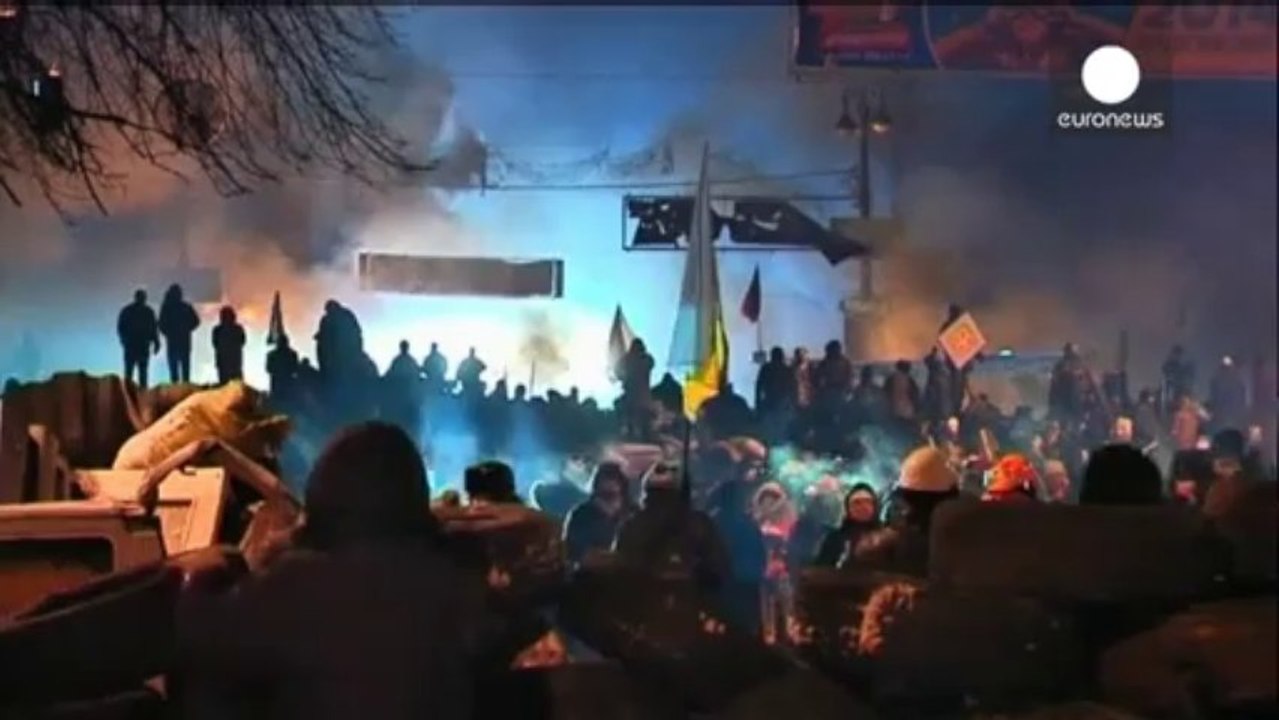 Ukraine : manifestants et policiers se regardent en chiens de faïence