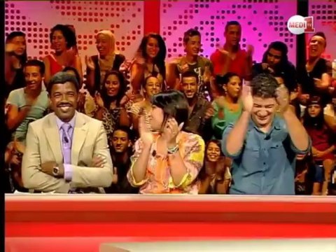 سكيتش يسار حول الأغاني المغربية و الشرقية(by chehmat hamza)