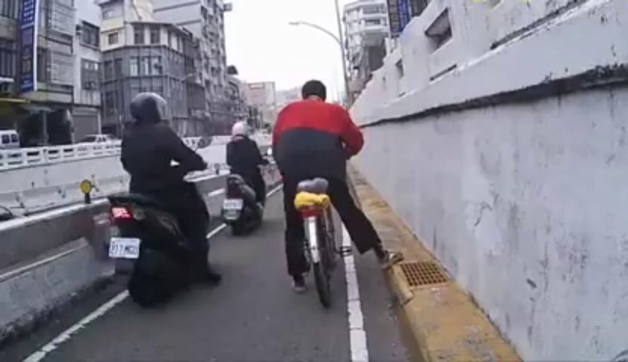 Un cycliste bourré tente de survivre au milieu des motos.