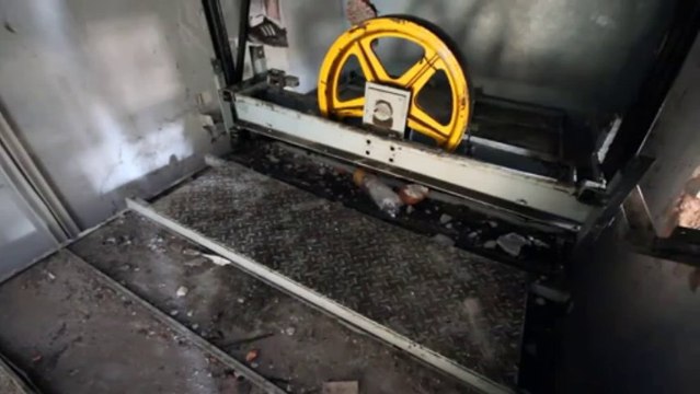 Elevator stuck : violent fall from the top of the building!