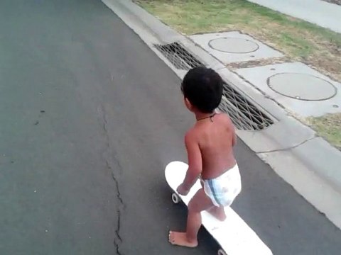 Le plus jeune Skateboarder : 2 ans et il ride comme un pro!