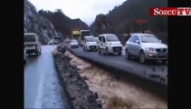 Sel, Muğla-Fethiye Karayolu'nu ulaşıma kapattı