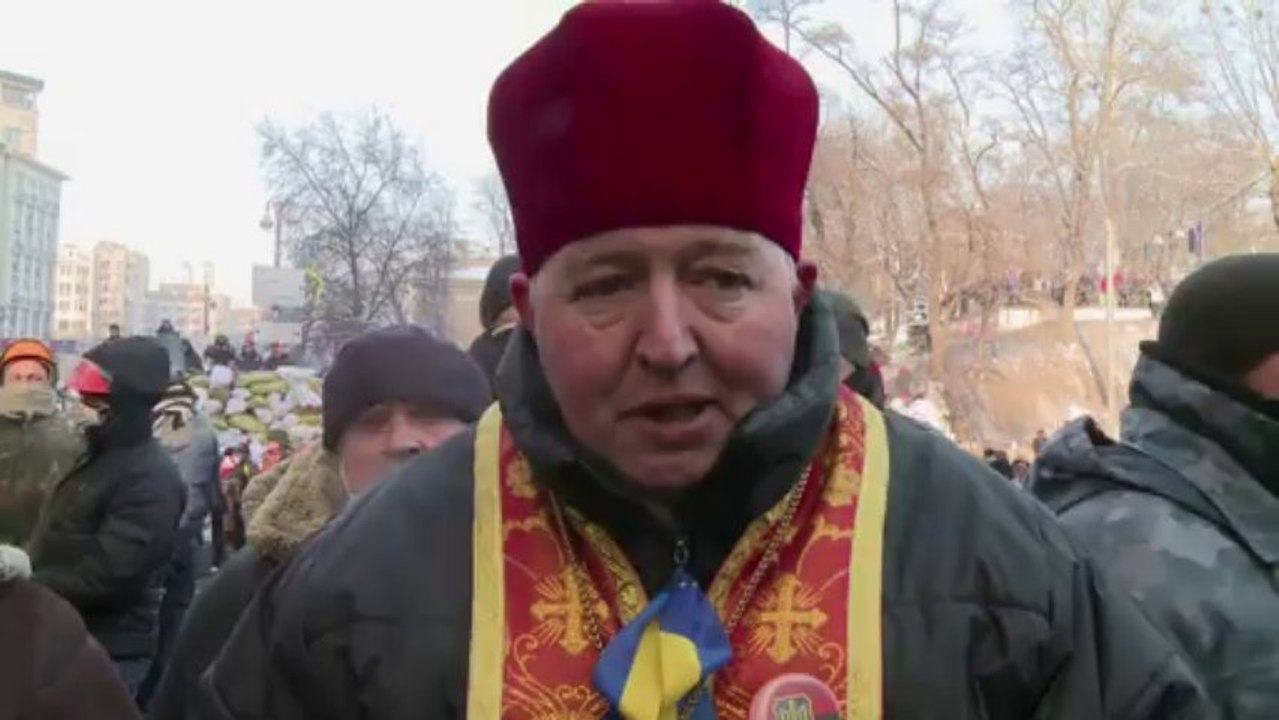 Ukraine protesters create 'fortress' to resist attack