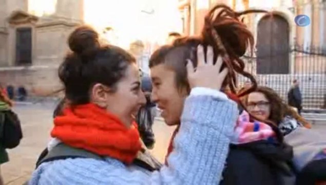 Lesbianas y gais se besan en rechazo a las palabras del cardenal Sebastián