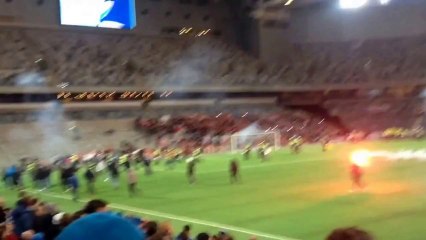 Djurgårdens IF - Union Berlin  Berlinfansen stormar planen innan matchstart