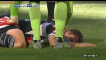 Football : un joueur se prend un ballon en pleine tête et tombe, inconscient! Violent!