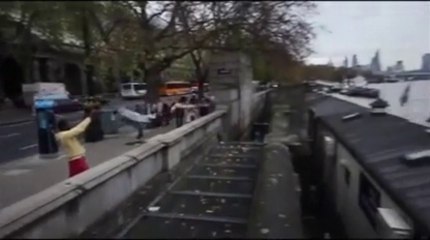 Amazing fail in Parkour : HHe falls in the water... Shame!