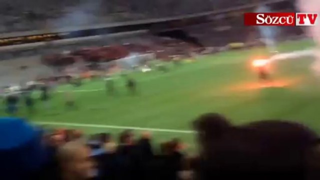 Dostluk maçında saha savaş alanına döndü