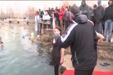 Sıfırın altında 3 derecede yüzme şenliği