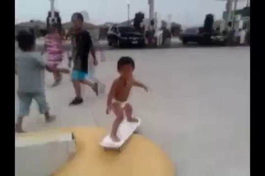 2 yaşındaki küçük kaykaycının büyük yeteneği