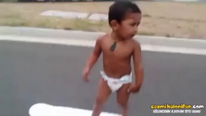 Kıçında Primayla Kaykay Yapan Velet