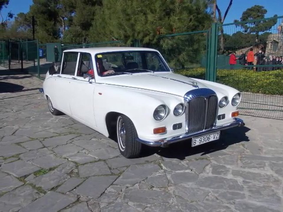 Classic car hire Barcelona-tour one hour in BCN city info@avantgardelimousine.com