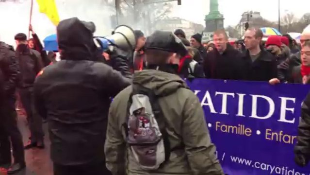 Les Caryatides: « Hollande ça suffit, travail famille patrie! »